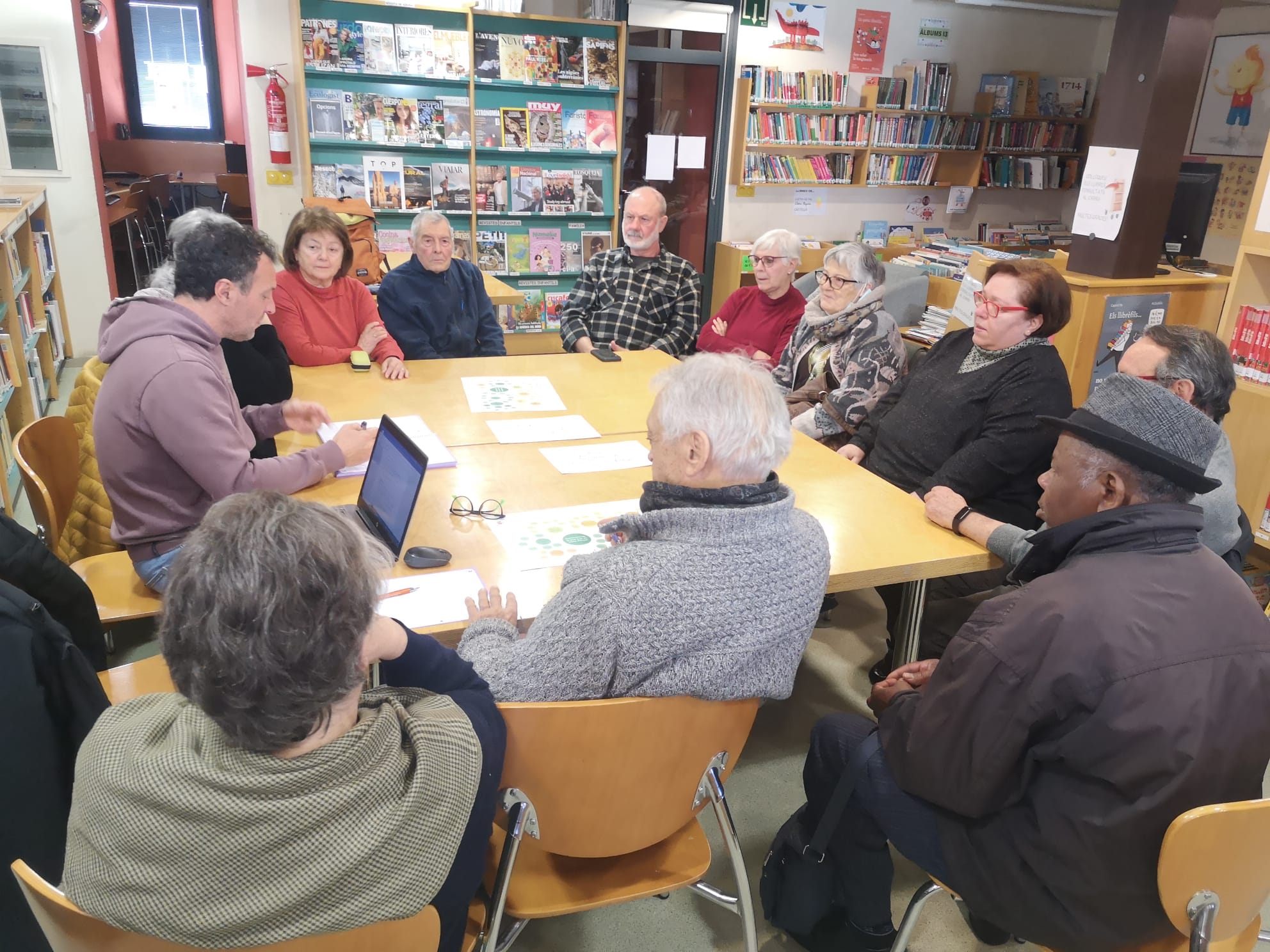 Pla municipal de la gent gran: Aula formativa amb persones assegudes en cercle mirant al formador